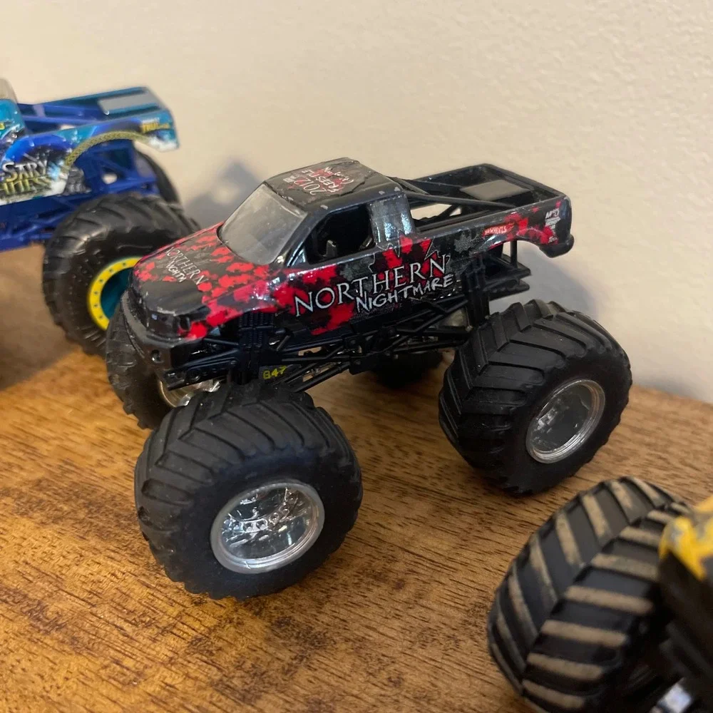 Hot Wheels 1:64 Monster Jam Trucks Multi Northern Nightmare Titan Nessie